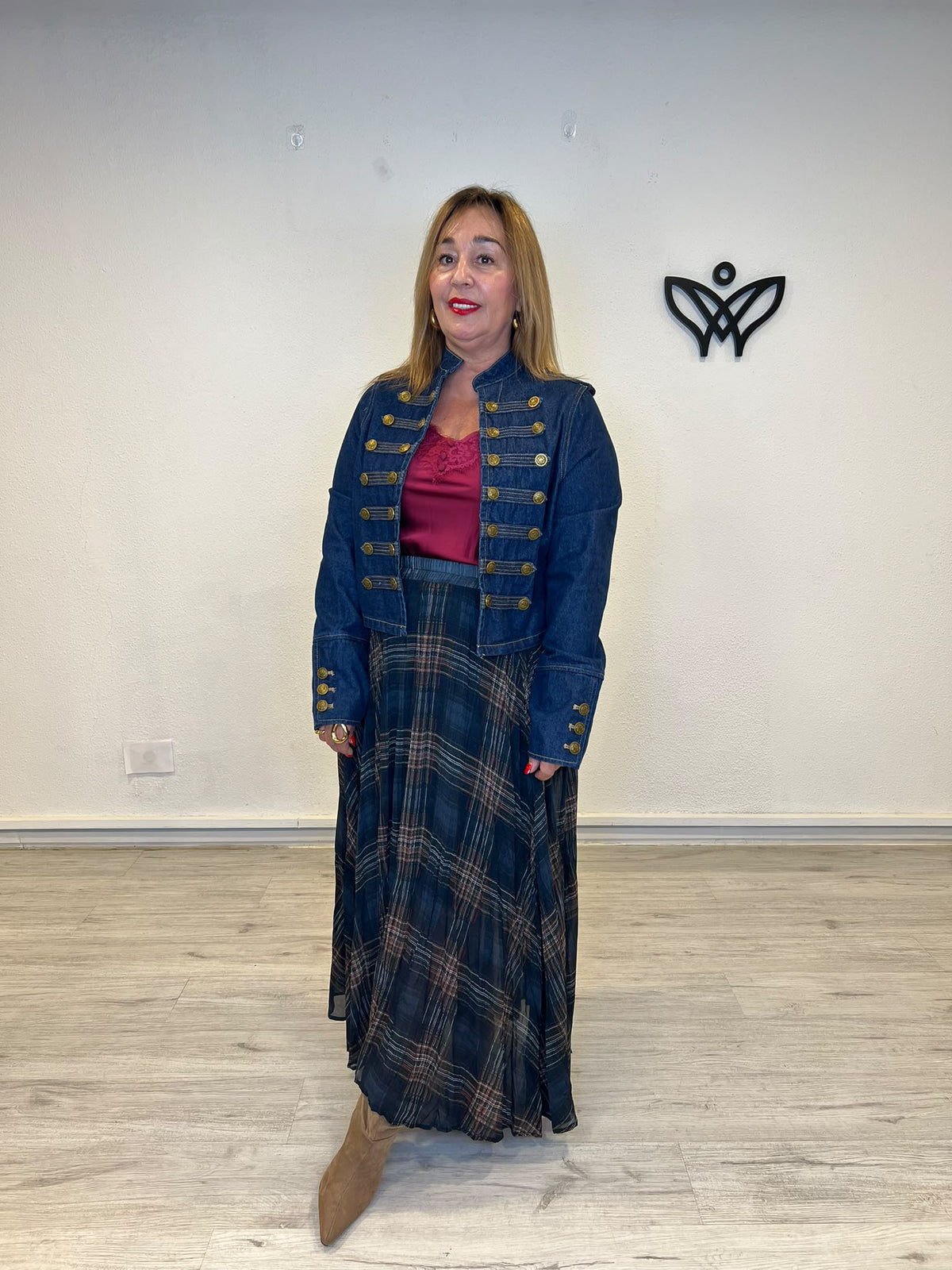 Cazadora vaquera elástica estilo domadora con botones dorados