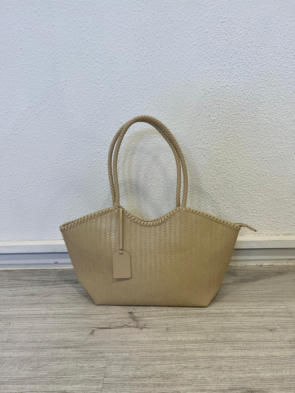 Bolso beige de polipiel trenzada con asas largas