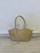 Bolso beige de polipiel trenzada con asas largas