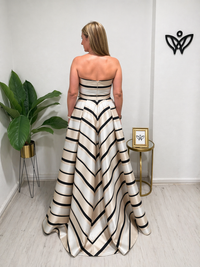Vestido de ceremonia palabra de honor Carla Ruiz con falda estructurada