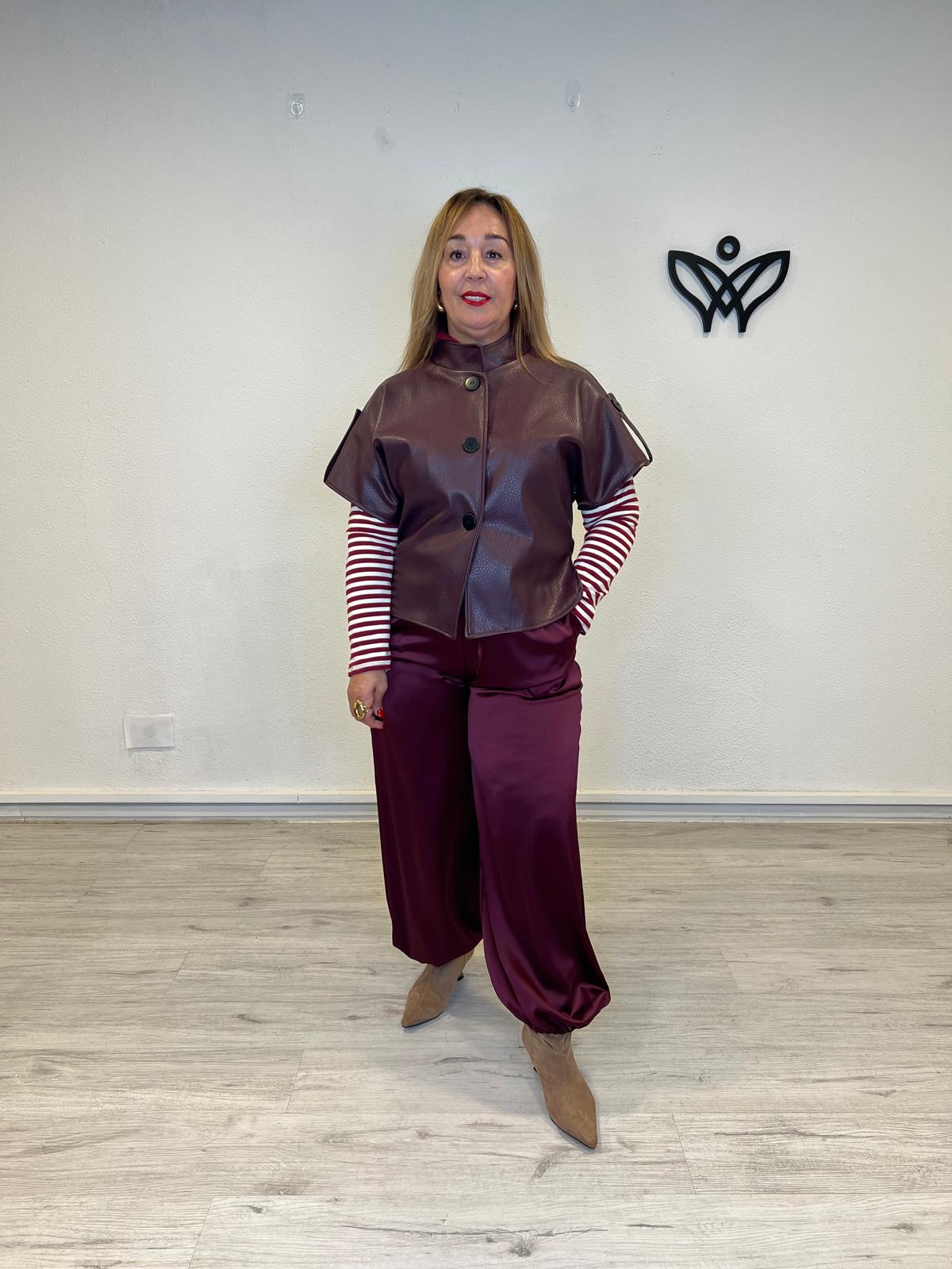 Chaqueta de polipiel burdeos tipo capa con manga corta y cuello mao