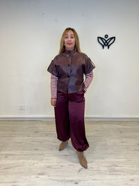 Chaqueta de polipiel burdeos tipo capa con manga corta y cuello mao