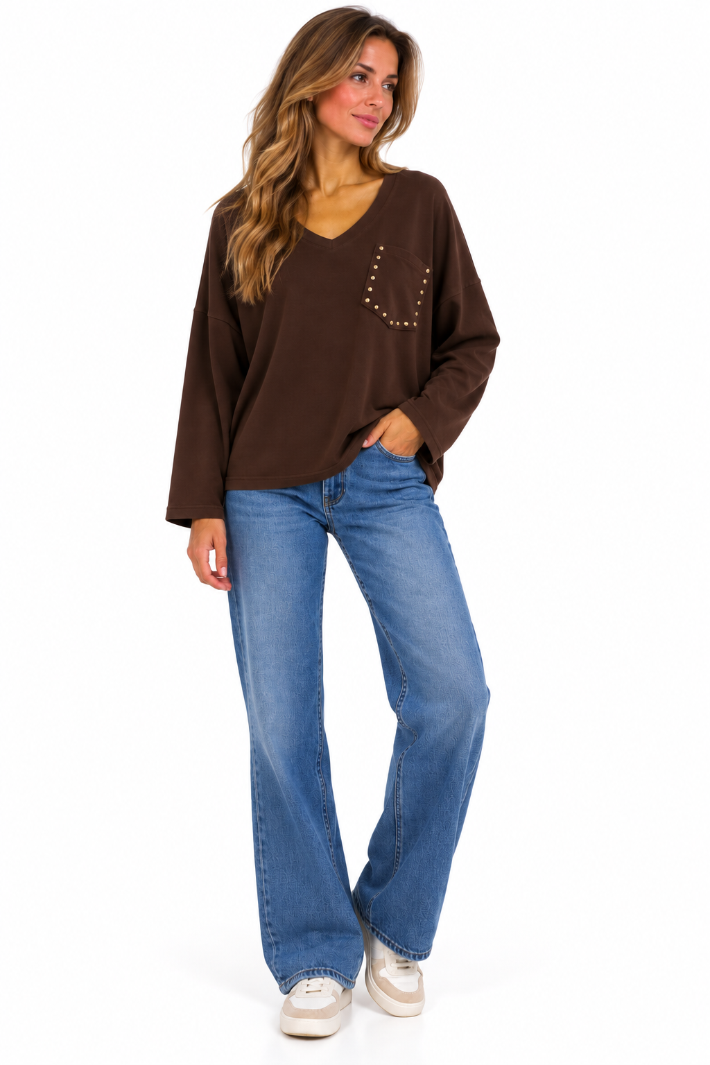 Sudadera marrón chocolate de mujer de algodón con cuello pico y bolsillo con tachuelas plateadas