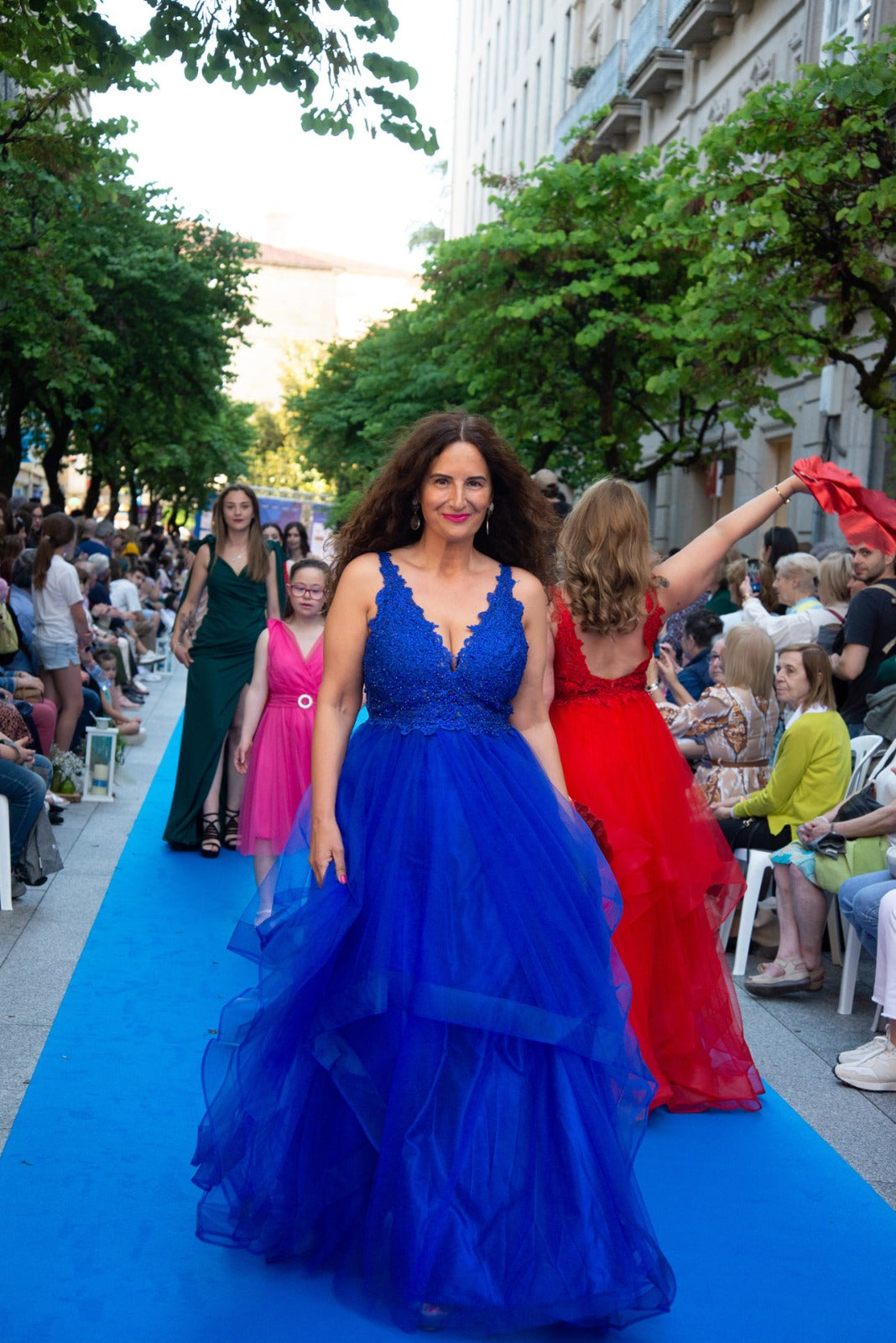 Vestido largo azulón con tul y brillo
