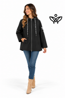 Chubasquero negro con capucha impermeable y cremallera
