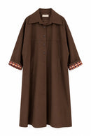 Trench gabardina oversize marrón chocolate con detalle de cuadros