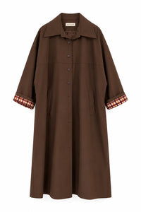 Trench gabardina oversize marrón chocolate con detalle de cuadros