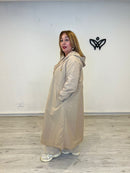 Trench larga beige con capucha y cremallera