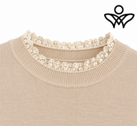 Jersey beige de punto suave con puntilla en cuello y puños