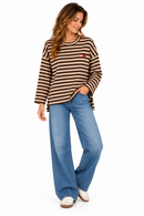 Sudadera de mujer a rayas beige y marrón chocolate con corazón rojo