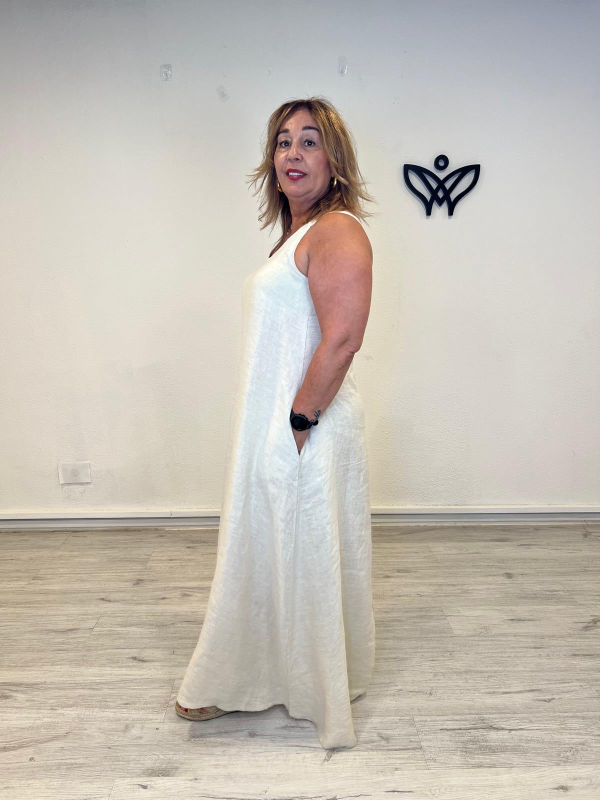 Vestido largo de lino blanco con bolsillos