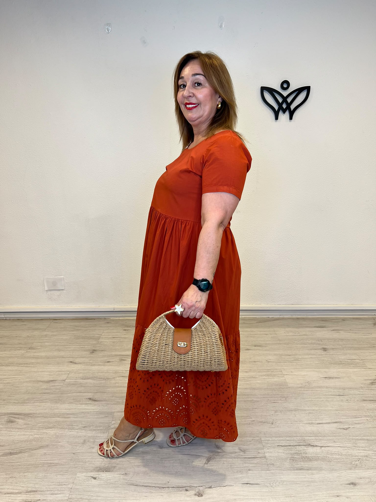 Bolso de rafia natural con asa rígida y cierre dorado