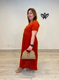 Bolso de rafia natural con asa rígida y cierre dorado