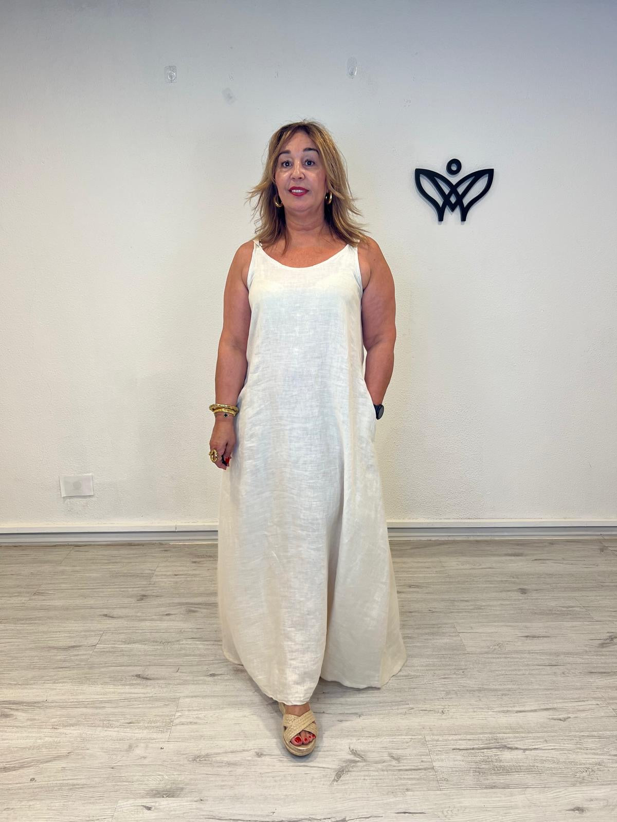 Vestido largo de lino beige con bolsillos