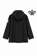 Chubasquero negro con capucha impermeable y cremallera