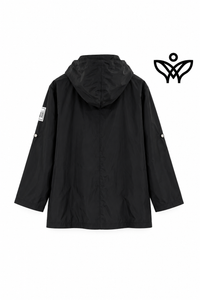 Chubasquero negro con capucha impermeable y cremallera