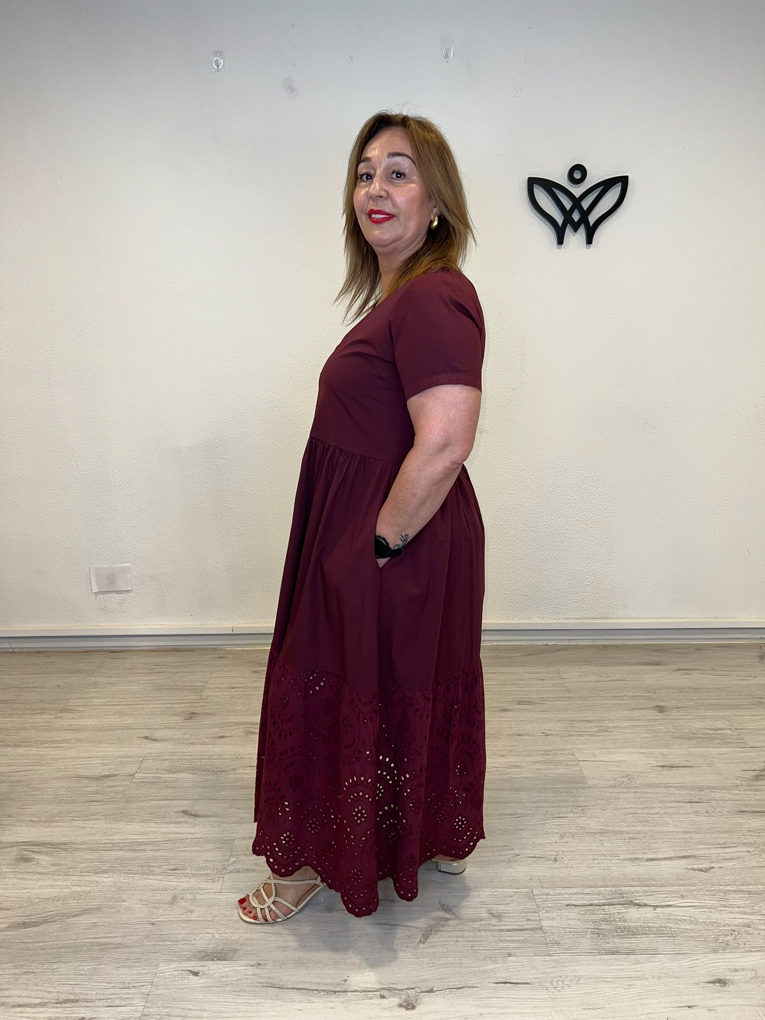 Vestido algodón burdeos con bordado inglés y bolsillos