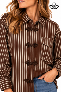 Camisa marrón chocolate y beige de mujer con rayas y botones con detalles