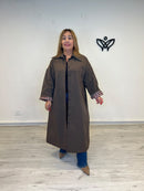 Trench gabardina oversize marrón chocolate con detalle de cuadros