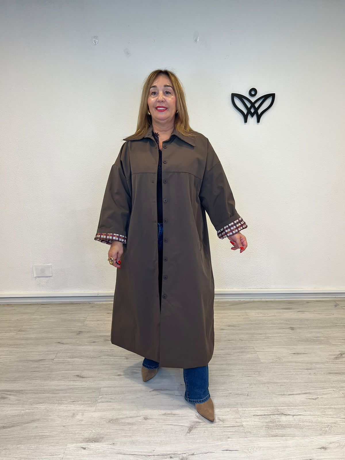 Trench gabardina oversize marrón chocolate con detalle de cuadros