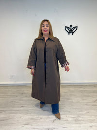 Trench gabardina oversize marrón chocolate con detalle de cuadros