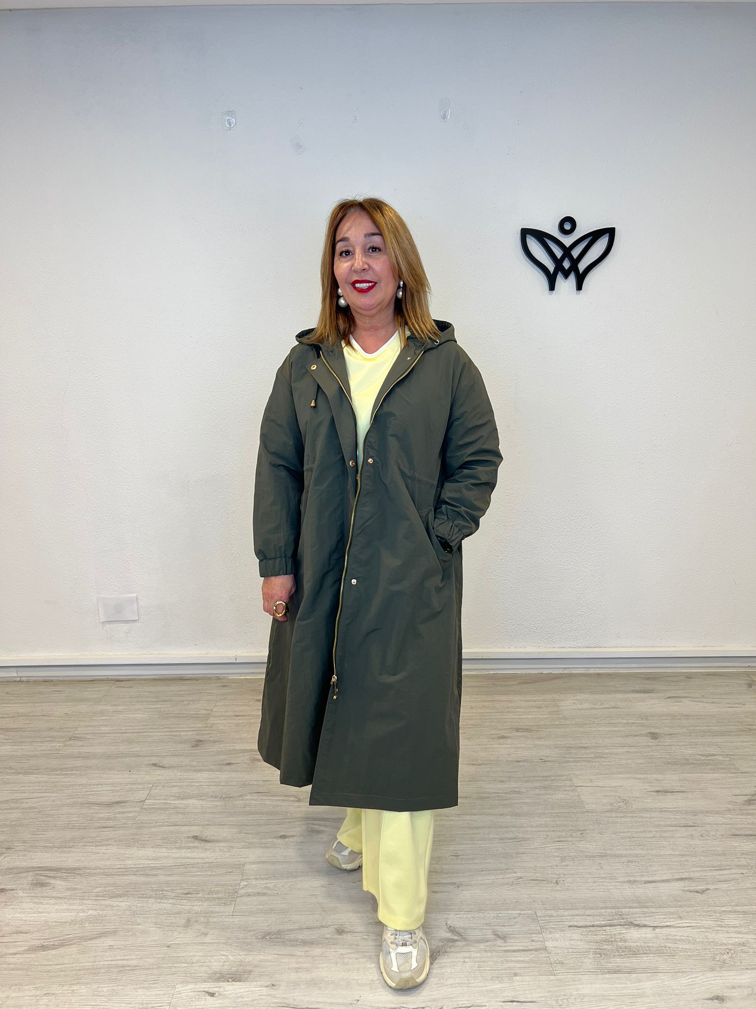 Trench gabardina verde militar con capucha y cremallera