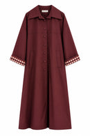Trench gabardina oversize burdeos con detalle de cuadros