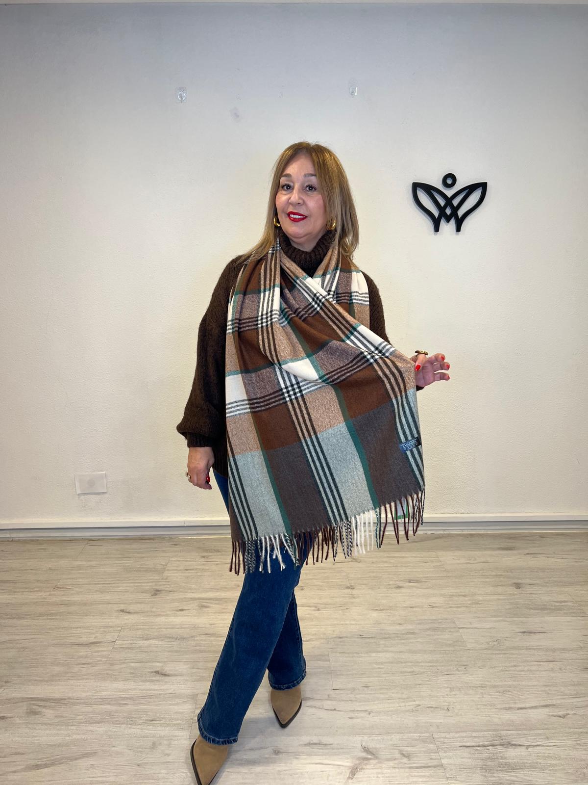 Bufanda amorosa de cuadros con flecos en marrón y beis