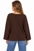 Sudadera marrón chocolate de mujer de algodón con cuello pico y bolsillo con tachuelas plateadas
