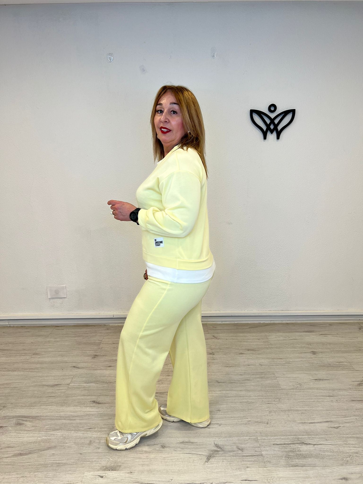 Conjunto algodón pantalón recto y sudadera amarilla