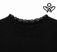 Jersey negro de punto suave con puntilla en cuello y puños