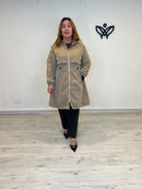 Trench gabardina beige con capucha y cintura ajustable