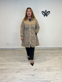 Trench gabardina beige con capucha y cintura ajustable