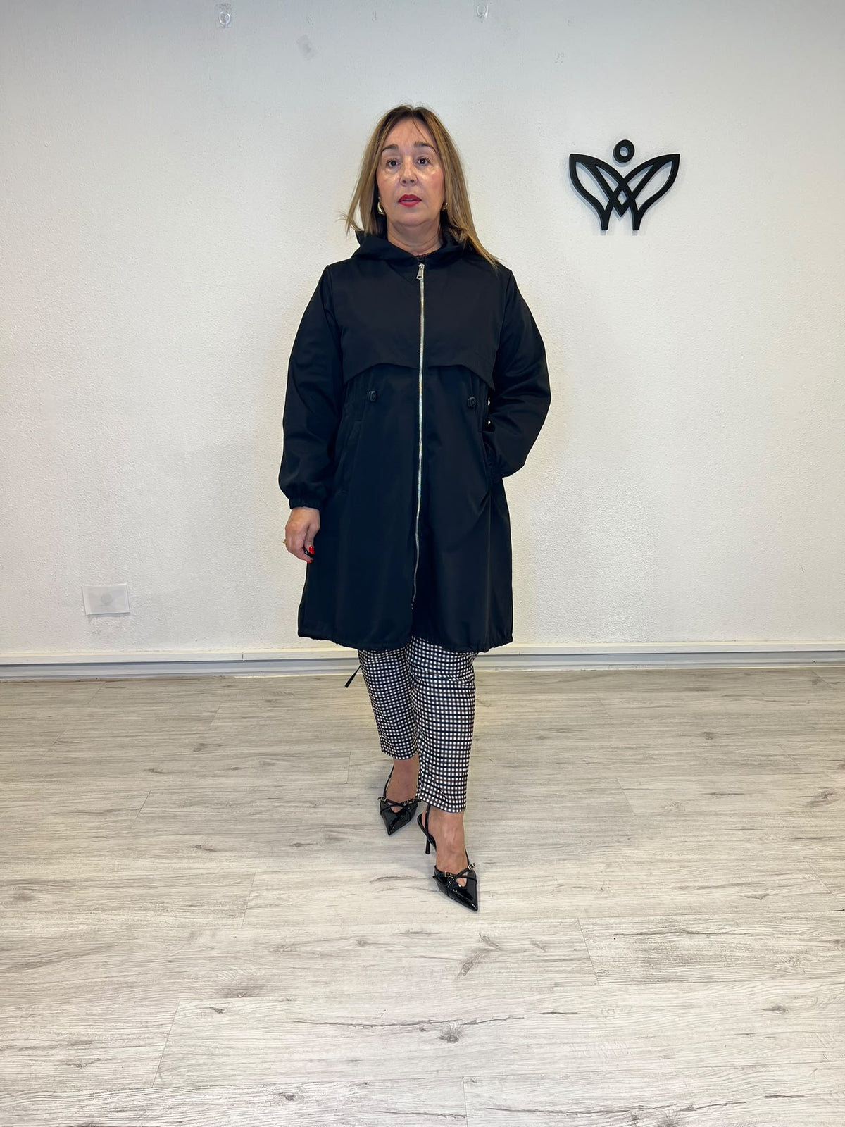 Trench gabardina negra con capucha, cintura ajustable y bolsillos