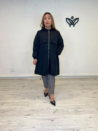 Trench gabardina negra con capucha, cintura ajustable y bolsillos