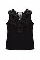 Camiseta negra con encaje floral en el escote