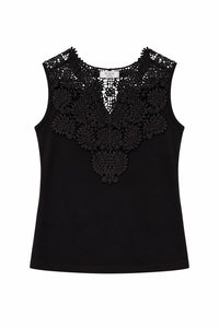 Camiseta negra con encaje floral en el escote