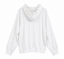Sudadera de mujer blanca con capucha y tachuelas doradas