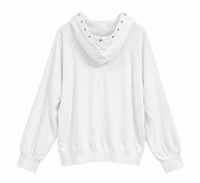 Sudadera de mujer blanca con capucha y tachuelas doradas