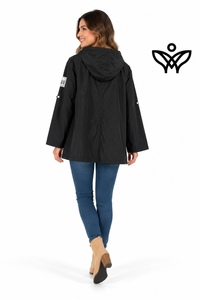 Chubasquero negro con capucha impermeable y cremallera