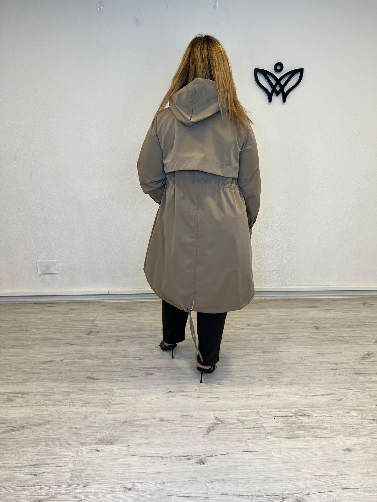 Trench gabardina beige con capucha y cintura ajustable