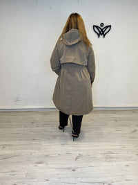 Trench gabardina beige con capucha y cintura ajustable