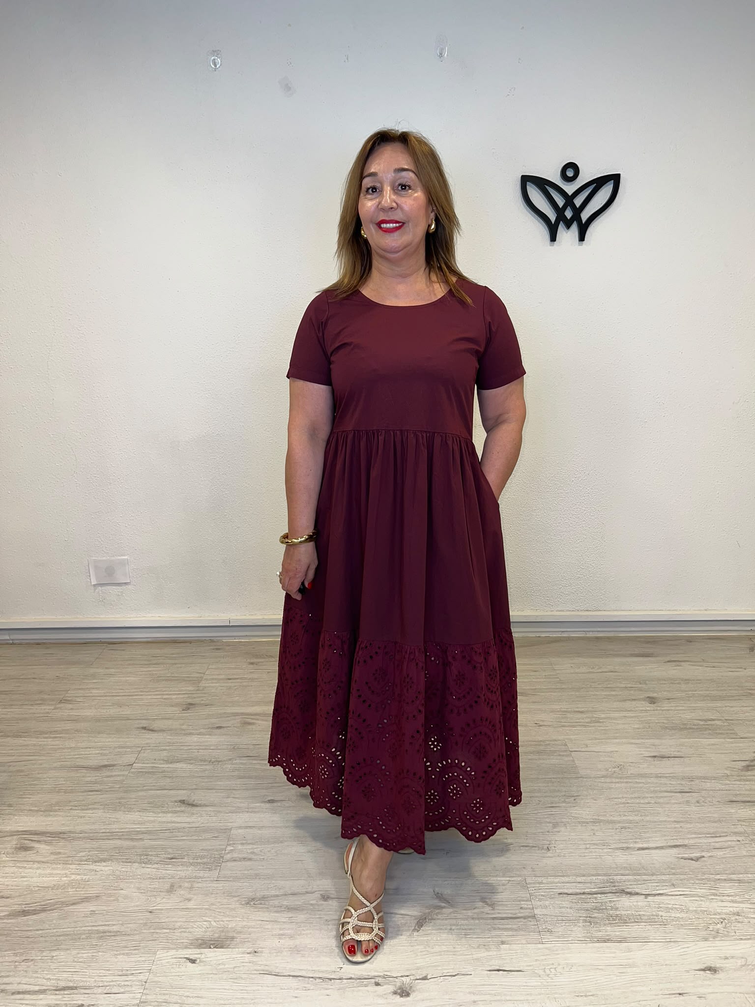 Vestido algodón burdeos con bordado inglés y bolsillos