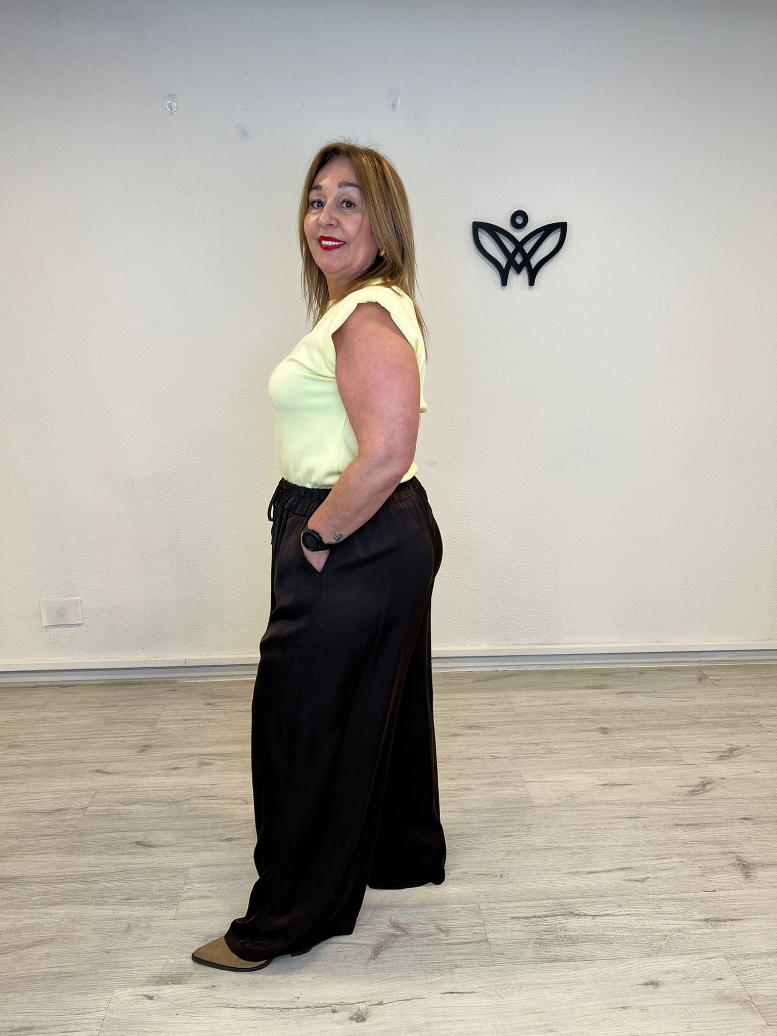 Pantalón satinado marrón chocolate recto con goma