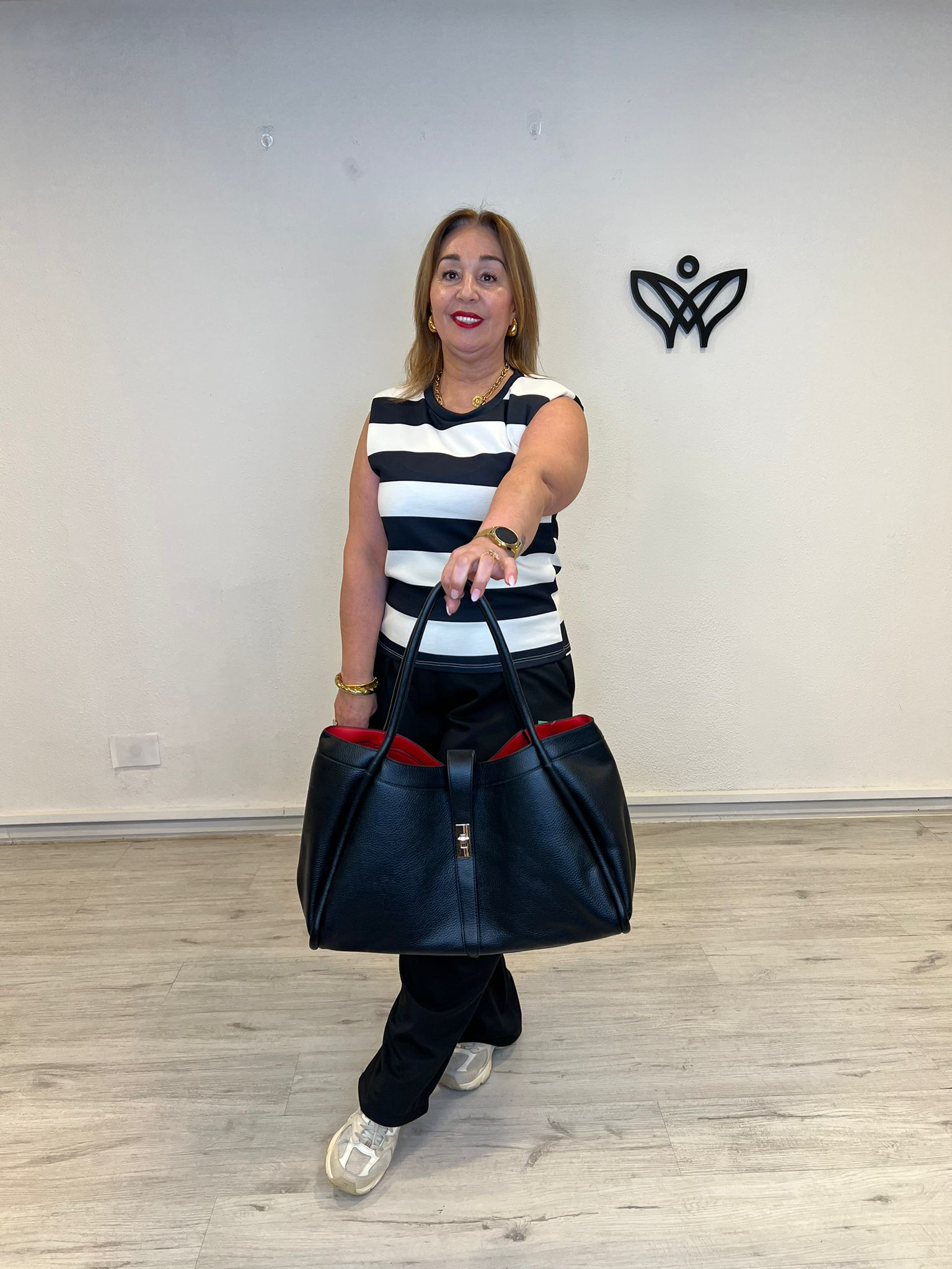 Bolso de piel negro con neceser y asa larga