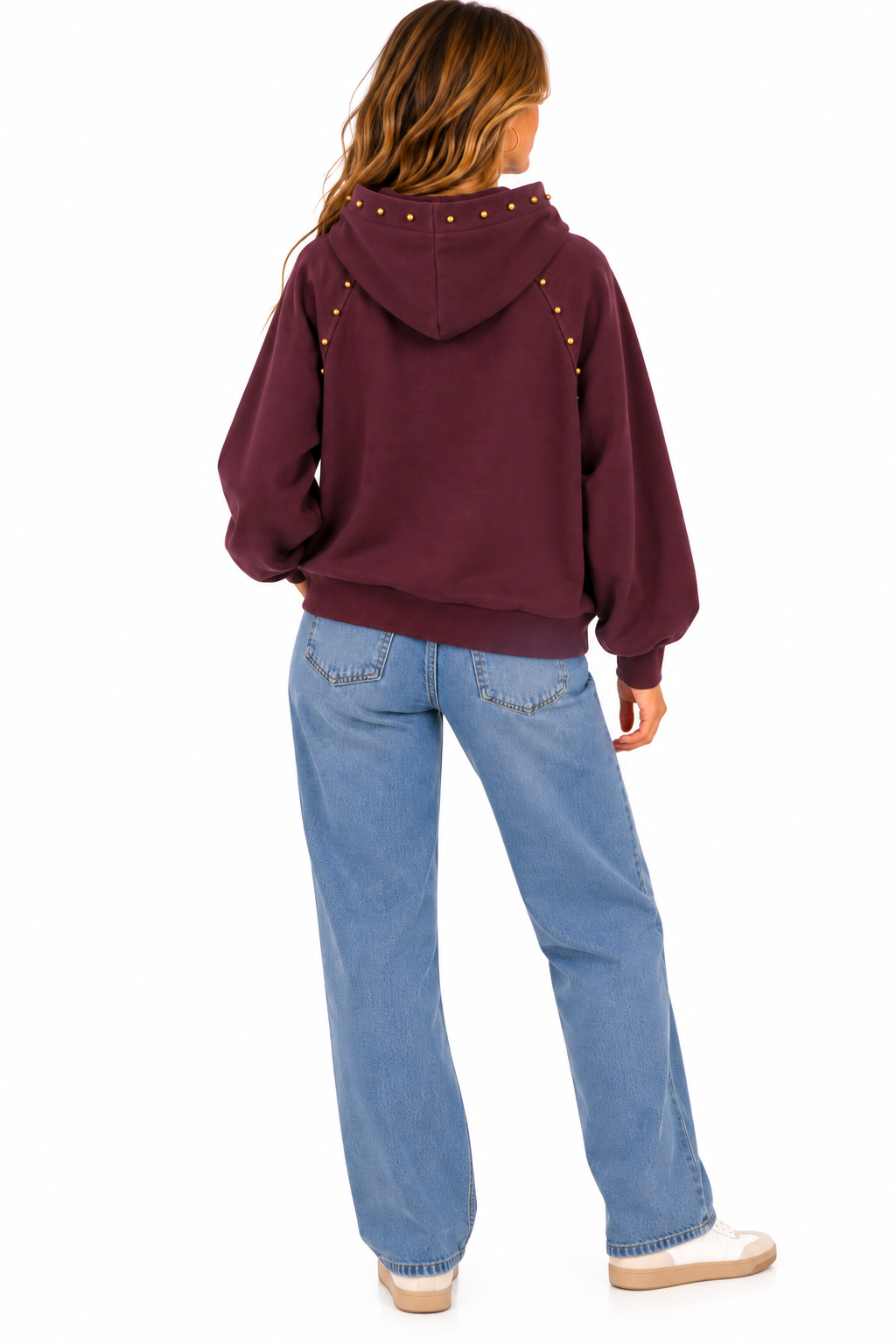 Sudadera de mujer color borgoña con capucha y tachuelas doradas