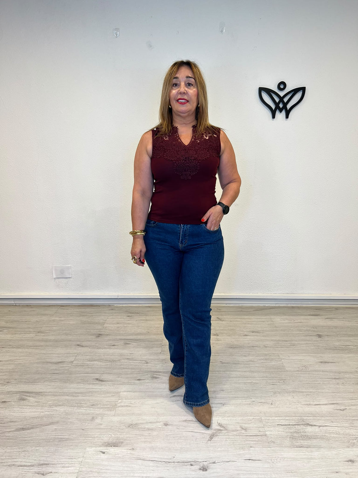 Top burdeos con encaje floral en el escote