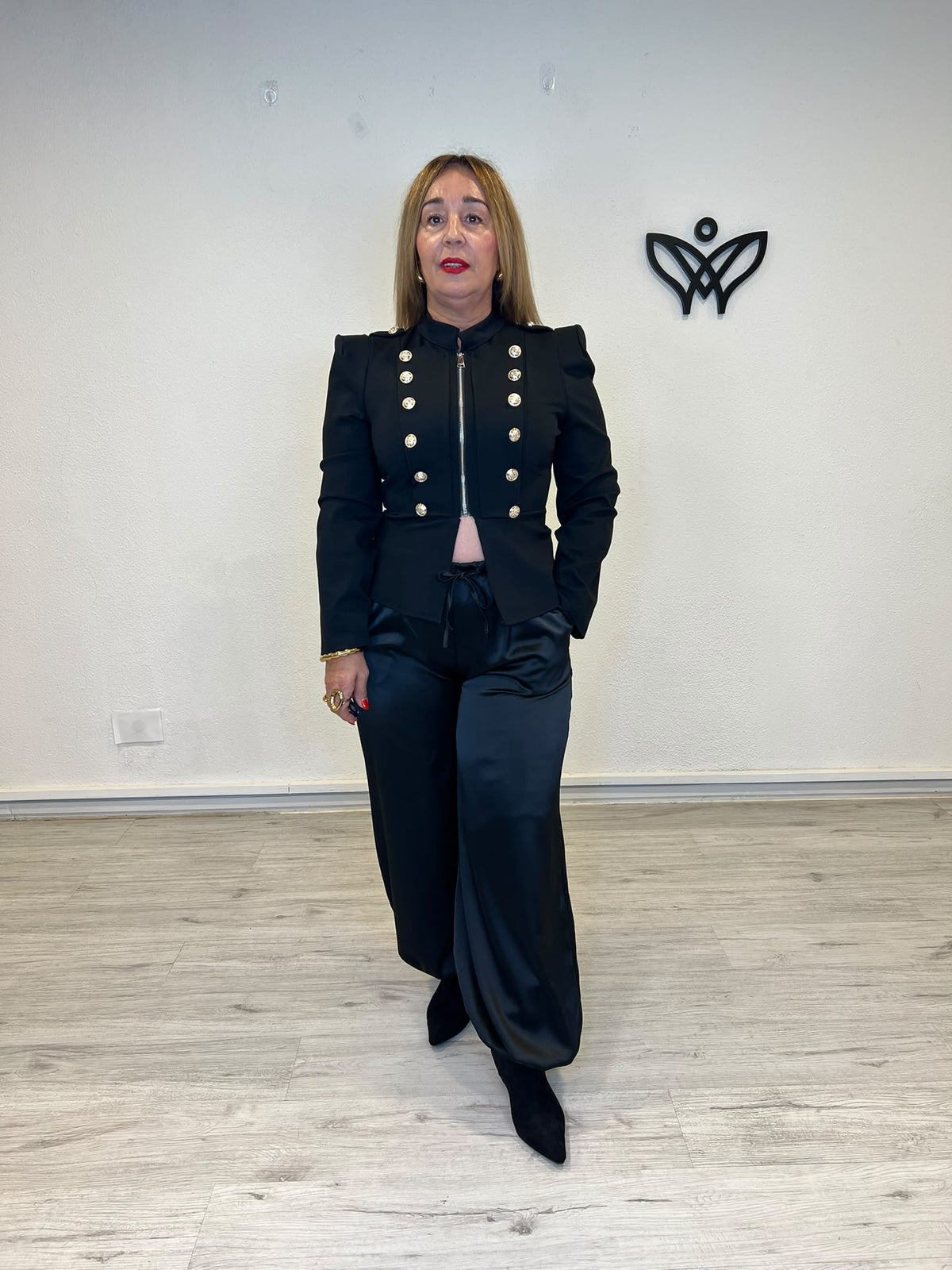 Chaqueta militar domadora negra con botones dorados