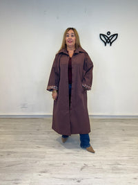 Trench gabardina oversize burdeos con detalle de cuadros