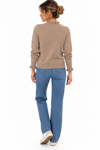 Jersey beige de mujer con volantes en cuello y puños